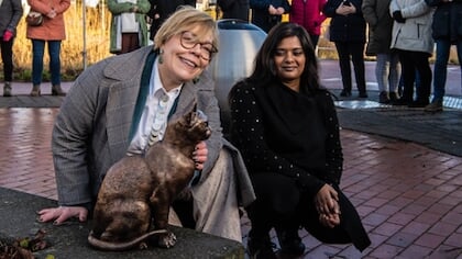 Video | Stationskat Brammetje vereeuwigd met bronzen beeld bij station Purmerend Weidevenne