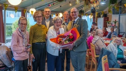 Mevrouw Zuurendonk uit Zwaag honderd jaar: verrassingsfeest in de Perelaar