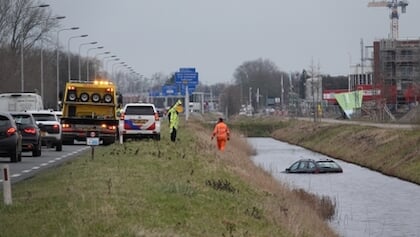 N242 bij Heerhugowaard afgesloten: voertuig te water beland