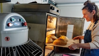 Kirsten tovert met deeg en maakt eerlijke broden vanuit haar microbakkerij