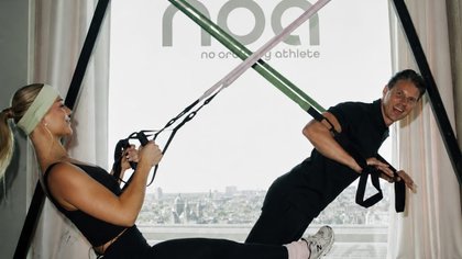 Influencer Marijn Kuipers geeft groepsworkout in sportcentrum De Club in Assendelft