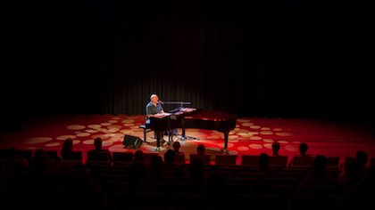 Alexander Broussard brengt Billy Joel tot leven in Scagon De Luxe in Schagen