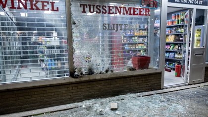 Explosie en brand bij avondwinkel aan Tussen Meer in Amsterdam Nieuw-West, politie doet onderzoek