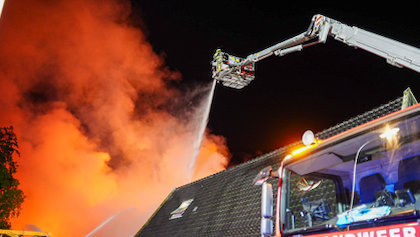 Zeer grote loodsbrand in Lambertschaag: bewoner weet op tijd weg te komen 