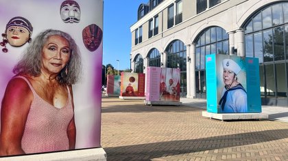Portretten van lhbtiqa+ ouderen sieren Koemarkt Purmerend