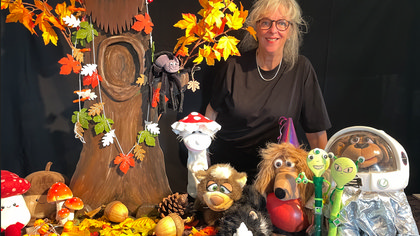 Theater Poppekus brengt herfstverhaal tot leven in de bibliotheek van Beverwijk