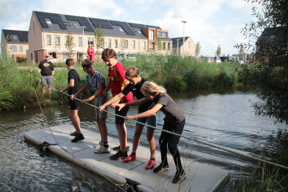 Modder, tunnels en koude sloten: zestig kinderen trotseren Mudrun in Nieuwkoop