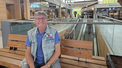  Elvis-fan Ad (80) verkocht ooit punkkleding op het Waterlooplein: ‘Of ik zelf ook een punker was? Welnee’