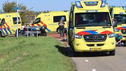 Ernstig ongeval met twee motorrijders op de Middenweg bij Breezand, traumaheli ter plaatse