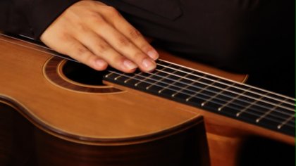 Jong talent op gitaar in Ontmoetingskerk in Haarlem