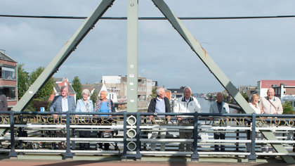 90-jarigen vieren verjaardag op jarige Boskoopse Hefbrug