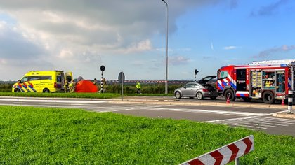 Persoon overleden na ernstige aanrijding met lijnbus op de Monnickendammerjaagweg in Edam