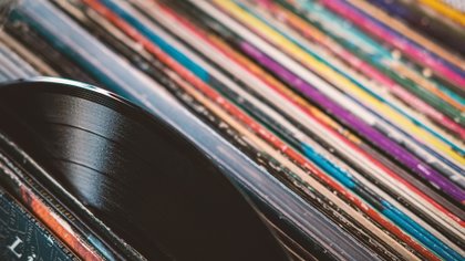 Vinyl, cd’s en muzikale vondsten: grote platenbeurs in Alkmaar