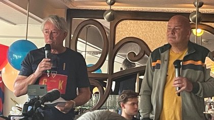 Oud-spelers en supporters van HFC Haarlem komen massaal samen voor presentatie van de Kick, een eerbetoon aan de club