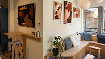 Haarlemse ondernemers eren De Greiner met expositie in koffiebar