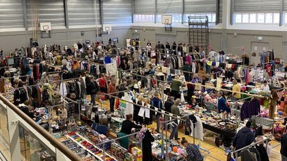 Snuffelen tussen koopjes: vlooienmarkt strijkt neer in sporthal De Kreek in Zwaag