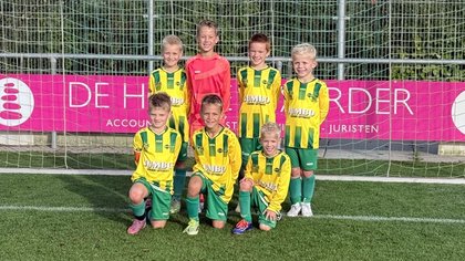 FC Uitgeest JO9-1 viert kampioenschap na seizoen vol groei en plezier
