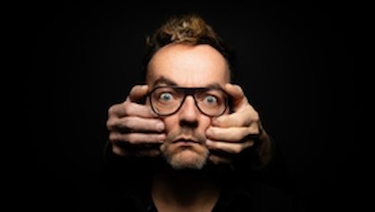 Klem tussen wereldnieuws en kattenfilmpjes: Gerrie Smits treedt op met oudejaarsconference in Heemskerk