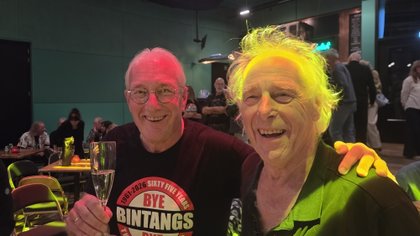 Oud-burgemeester van Heiloo bij afscheid muzikale helden: Bintangs rockte 65 jaar lang!