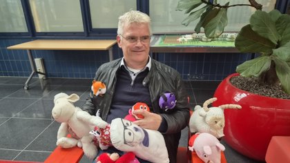 Wat zit er in die enorme teil? Emiel uit Purmerend laat hele wachtkamer omkijken