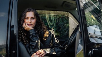Van Wormer naar Londen: Carmen (25) brengt haar eerste single Whiplash uit