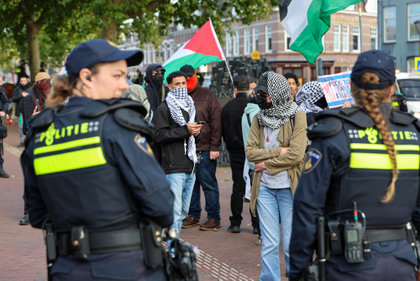 ME en marechaussee aanwezig in Alkmaar rondom AZ-wedstrijd en pro-Palestinademonstraties  