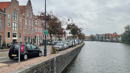 Kademuur Donkere Spaarne sneller achteruit dan verwacht: deel kade afgesloten