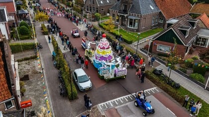 90ste editie van de Allegorische Optocht in De Knipe trekt veel publiek (Foto’s)