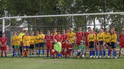 Engelse school bezoekt vv Boskant