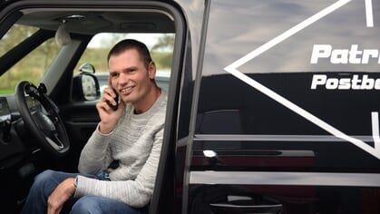 INTERVIEW | Koerier Patrick Bosgraaf gaat al twintig jaar ‘op karakter’: “December is de mooiste maand van het jaar”
