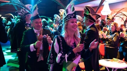Burgemeester sluit carnaval verkleed als Sinterklaas af