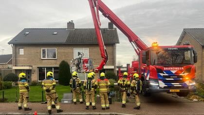 Schoorsteenbrand geblust met hoogwerker