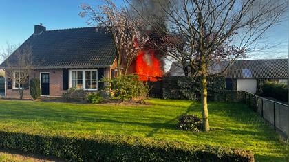 Schuurbrand aan de De Leijerweg slaat over op huis