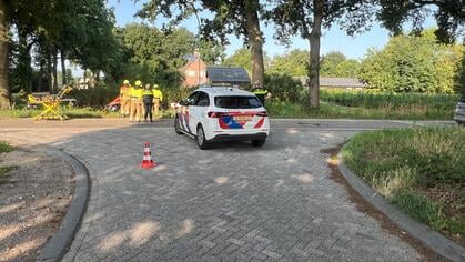 Auto in de sloot na aanrijding, bestuurder bevrijd