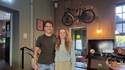 Een nieuw leven in een fietswerkplaats met koffie