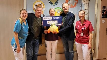 Kiwanis overhandigen opbrengst haringparty aan kinderafdeling Bernhoven