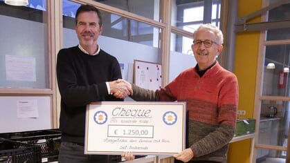 Service Club Rooi doneert aan Voedselbank