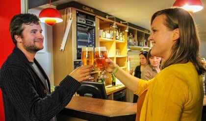 Nieuwe inwoners vrolijk welkom geheten op bonte Weesper avond