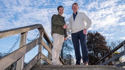 De Koning draagt het Oranje-koffertje over