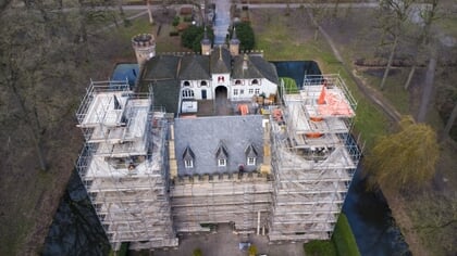 Het kasteel in de steigers