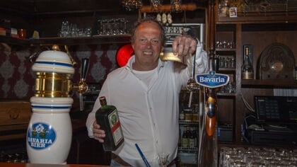 56 kruiden en vele verhalen: 25 jaar Joost van den Akker achter de bar