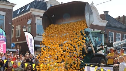 Close finish bij Badeendenrace Sneek - 3000 badeendjes te water voor een goed doel