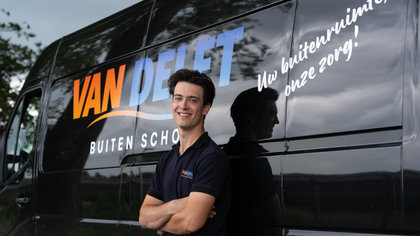 Jelle van Delft maakt buiten alles schoon
