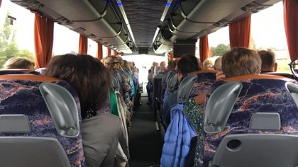Samen met de bus naar Miljoenenjacht