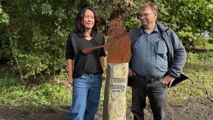 Standbeeld voor muzikant/troubadour Ernst Langhout onthuld in Gauw