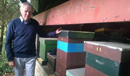 Imker al dertig jaar ‘bee happy’ met bijenstal van gemeente Gorinchem