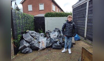Harderwijkse broers verzamelen maar liefst 81 zakken met vuurwerkafval in de Zeebuurt