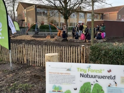 Leerlingen Anne Frankschool planten derde Tiny Forest in Gorinchem