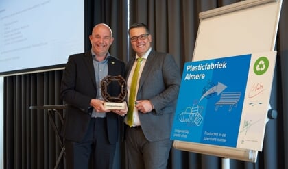 Handtekening onder plasticfabriek Almere