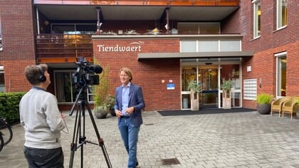 Kim Putters in Hardinxveld-Giessendam op zoek naar verhalen die in Nederland spelen